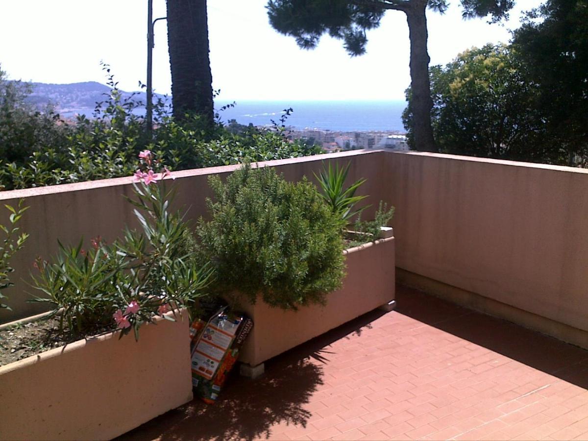 Relaxing Place with wonderful view...calme avec vue magnifique sur la baie des anges, mais en campagne à 12 minutes de la Promenade des Anglais Nice Exterior foto