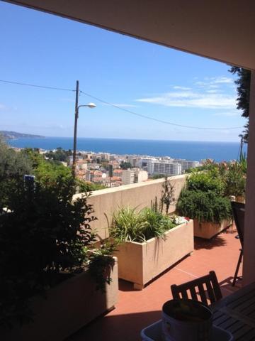 Relaxing Place with wonderful view...calme avec vue magnifique sur la baie des anges, mais en campagne à 12 minutes de la Promenade des Anglais Nice Exterior foto